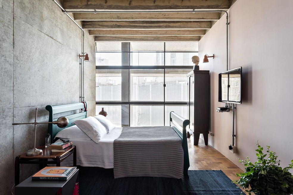 Dormitório em apartamento de 70 m² no bloco E, com projeto de interiores assinado por Valdivieso Design — Foto: Fran Parente