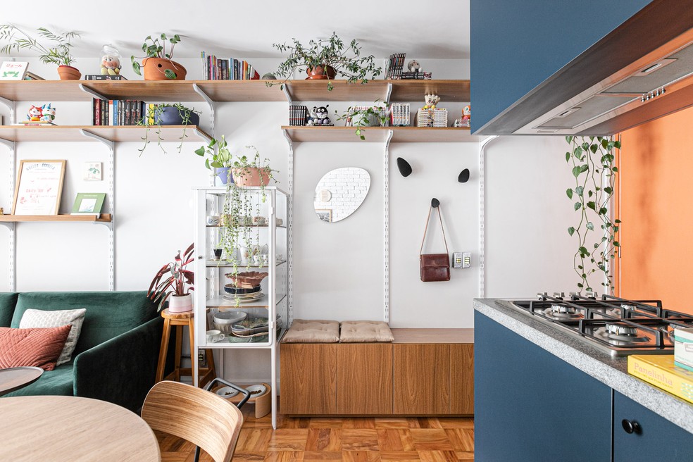 Amplo e multifuncional, o living integrado do apartamento reúne sala de estar, jantar e home office - além da cozinha aberta — Foto: Gisele Rampazzo