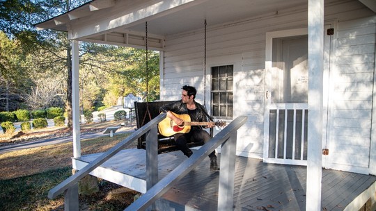Casa de Elvis Presley recebe visita de Beto Sargentelli, ator brasileiro que estrela 'O Rei do Rock'
