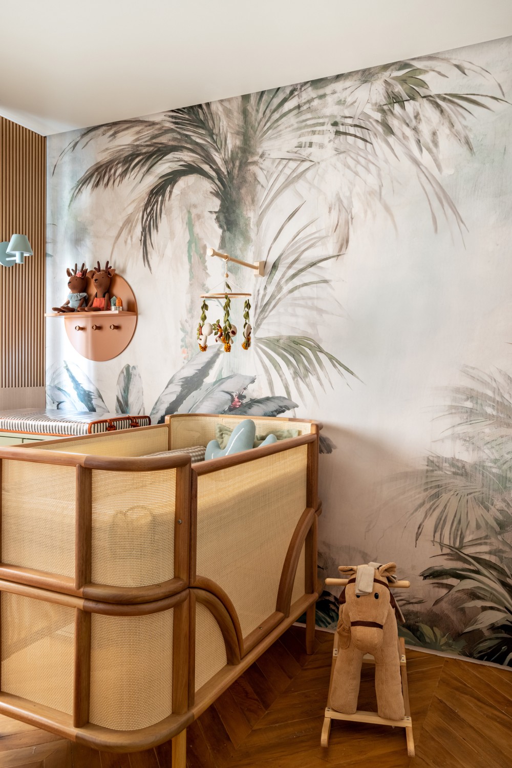 Décor do dia: quarto de bebê com papel de parede de floresta