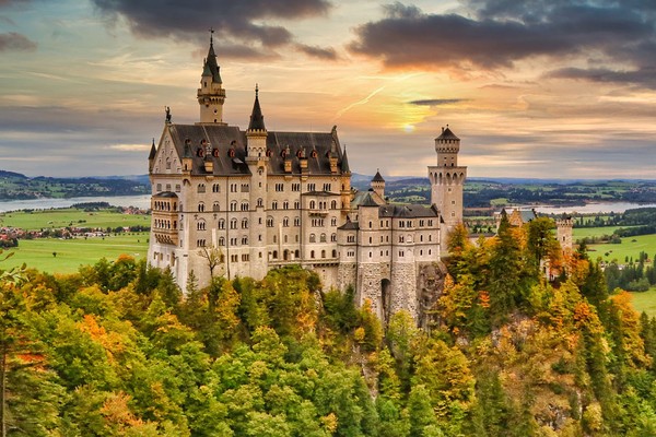 O rei Ludwig II encomendou este castelo em 1869 para ser um retiro, que refletisse lendas e contos de fadas medievais  — Foto: Julia Budiman/Pixabay/Creative Commons