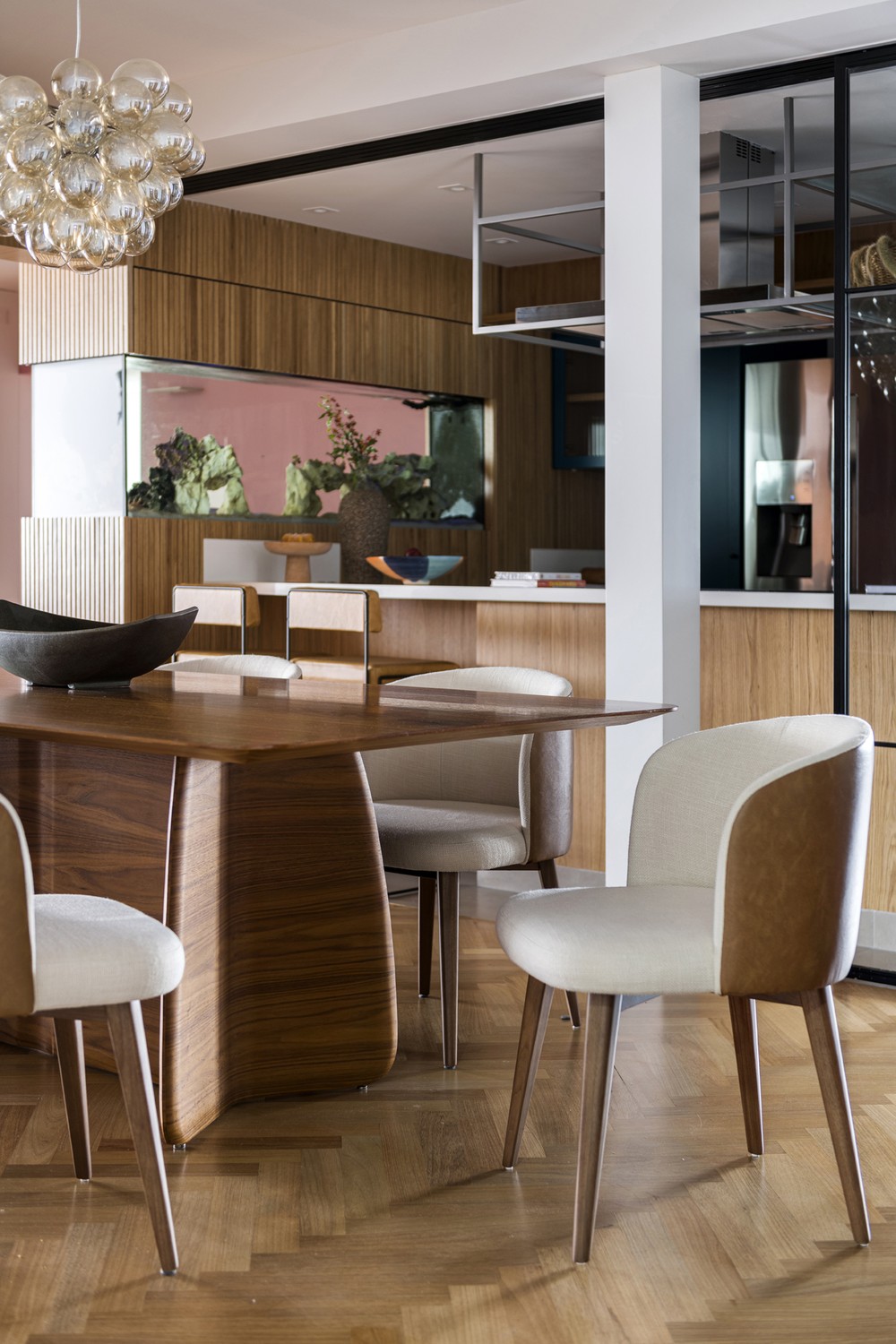 Marcenaria sob medida e cores fortes decoram apartamento de 160 m²