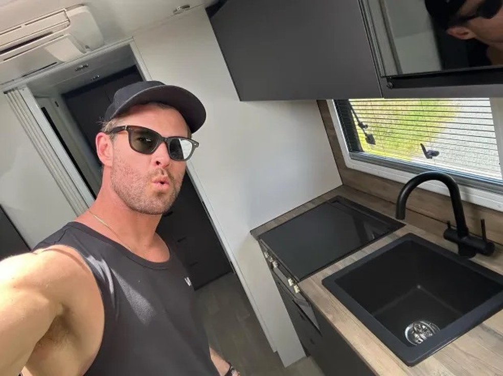 Chris Hermsworth apresenta interiores de seu motorhome — Foto: Reprodução/Instagram