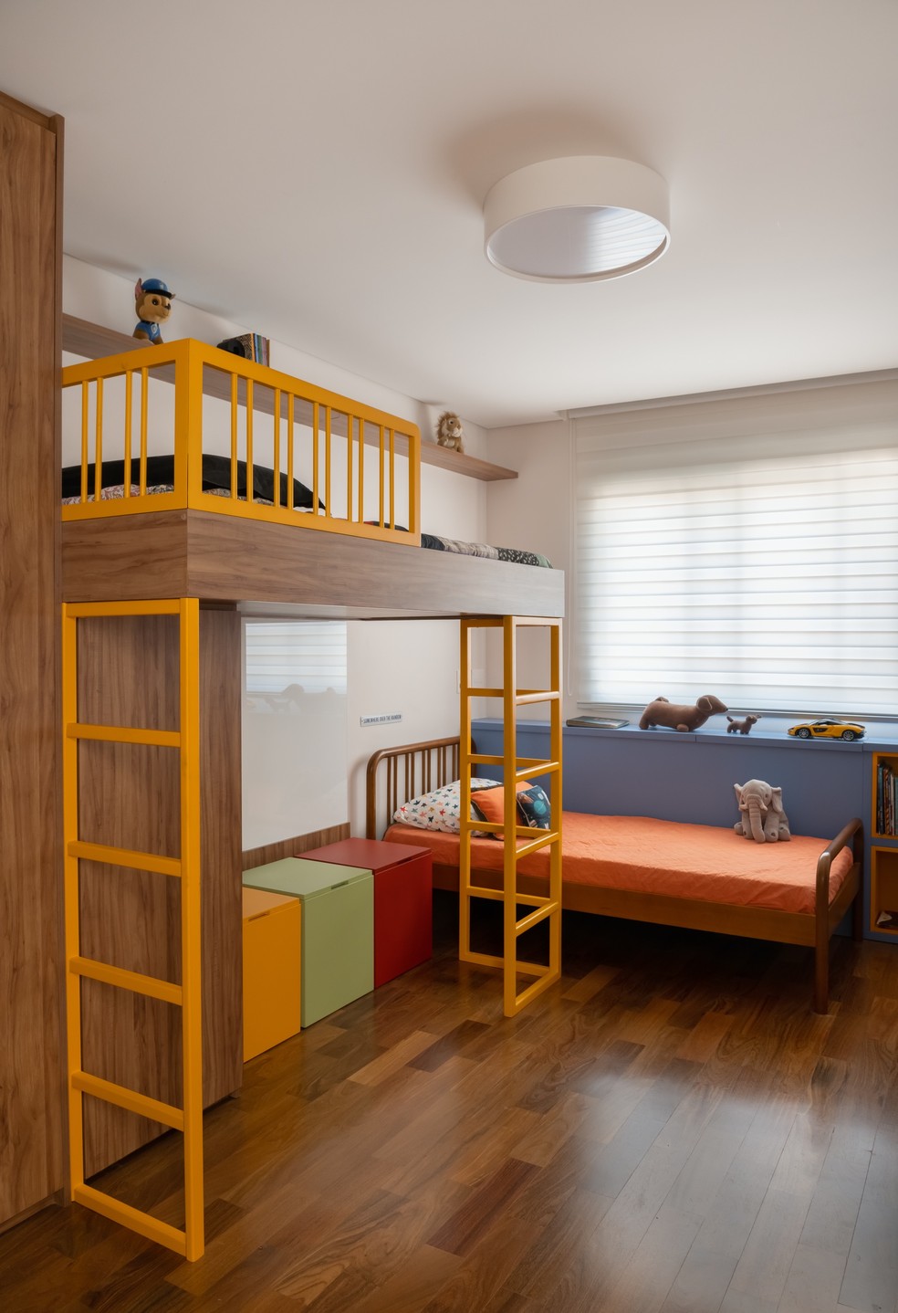 Cores vivas trazem energia e diversão para o quarto dos meninos — Foto: Cacá Bratke