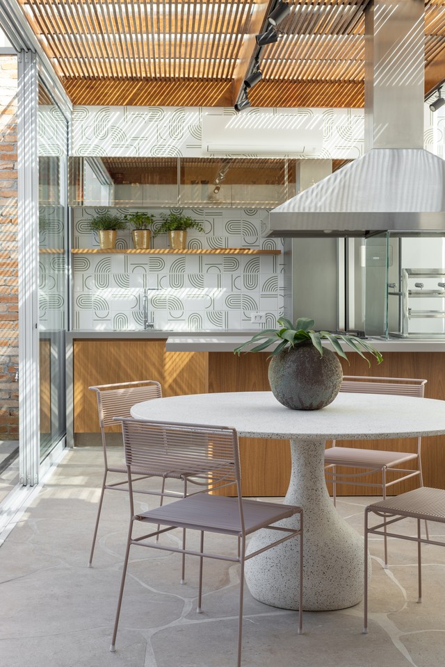 Décor do dia: área gourmet com churrasqueira e ofurô