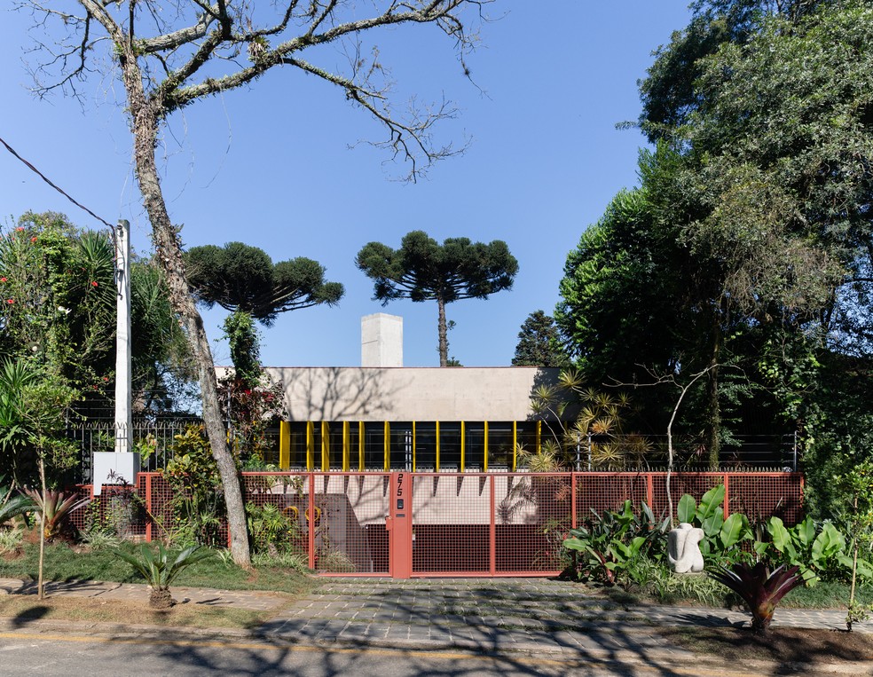 Da rua, a fachada  revela a inspiração brutalista da antiga casa de Manoel Coelho — Foto: Brenda Pontes