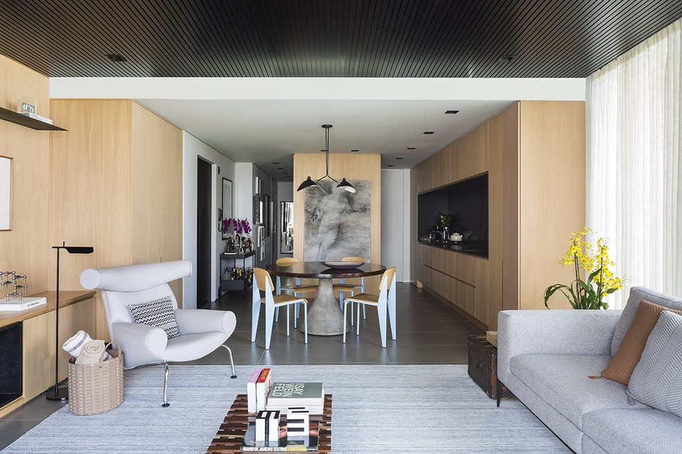 Apartamento de 105 m² exibe suíte ampla com closet e home office  — Foto: Filippo Bamberghi