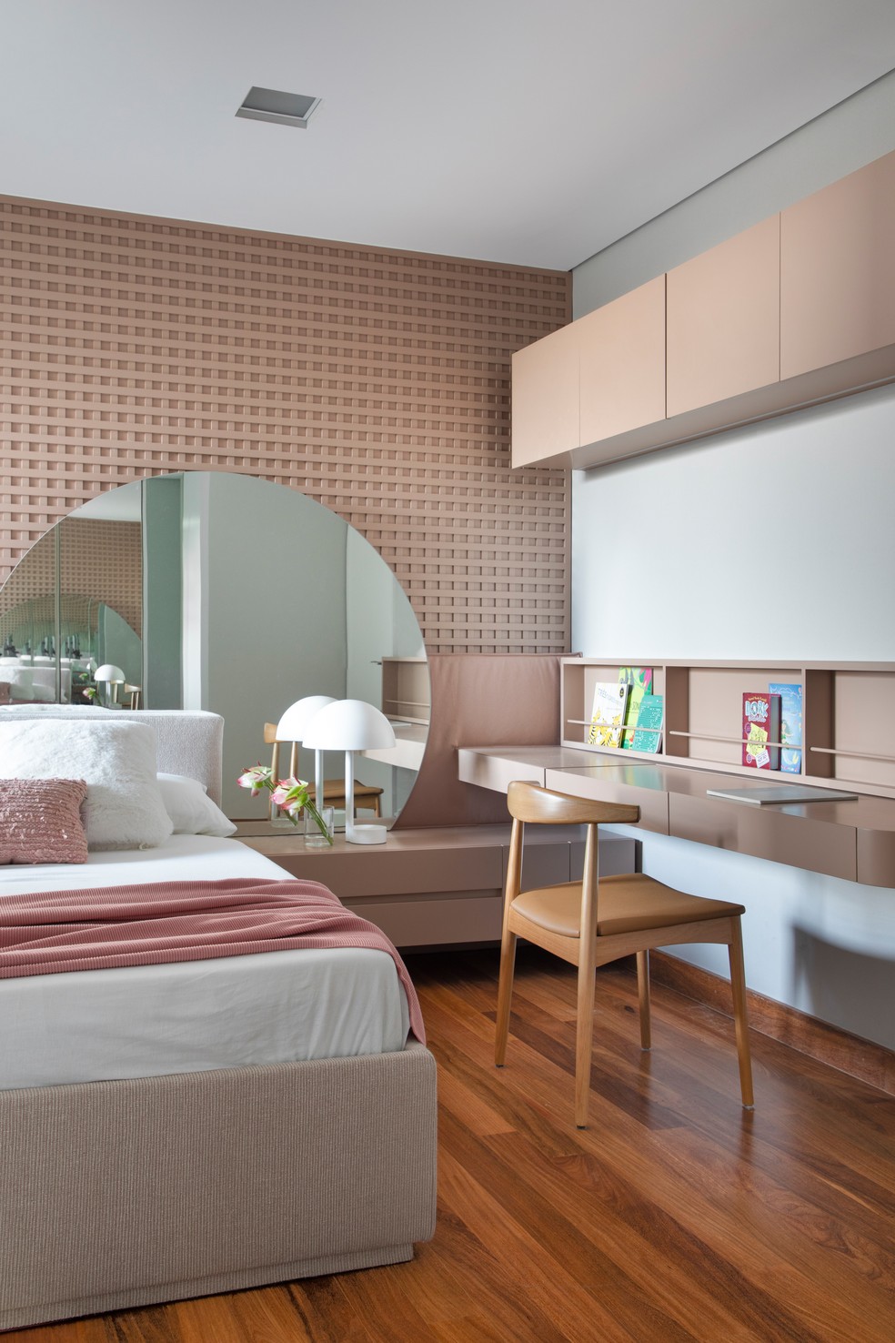 Apartamento contemporâneo equilibra desejos de pais e filhas