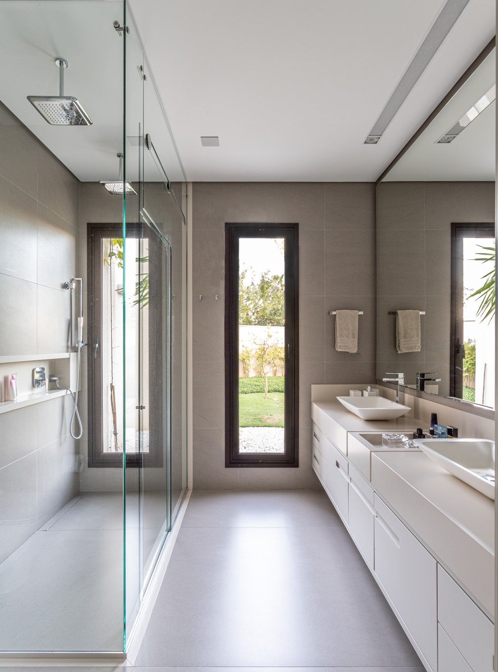 Melhorar a iluminação é uma das maneiras de ampliar o espaço no banheiro. Neste projeto de Patricia Penna, a janela retangular ajuda a luz a entrar — Foto: Leandro Moraes