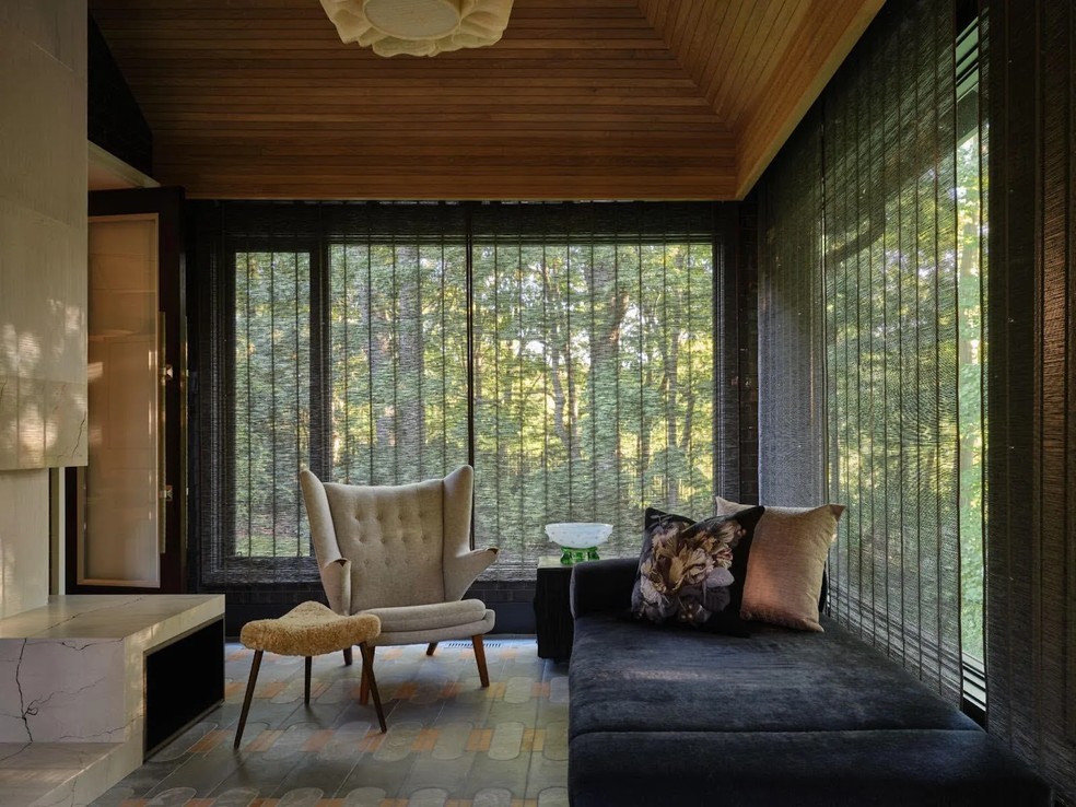 No canto do living, poltrona Soriana