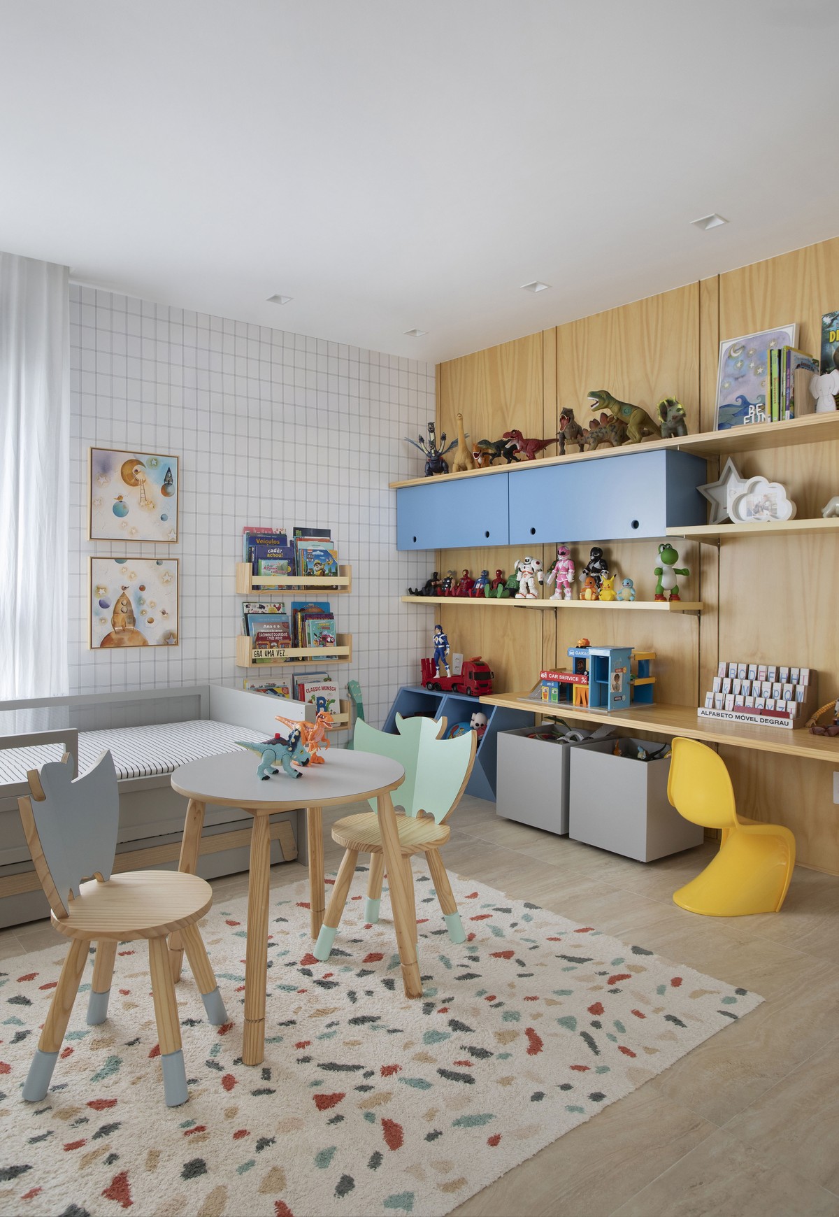 Décor do dia: quarto infantil com bancada de estudos e cremalheiras