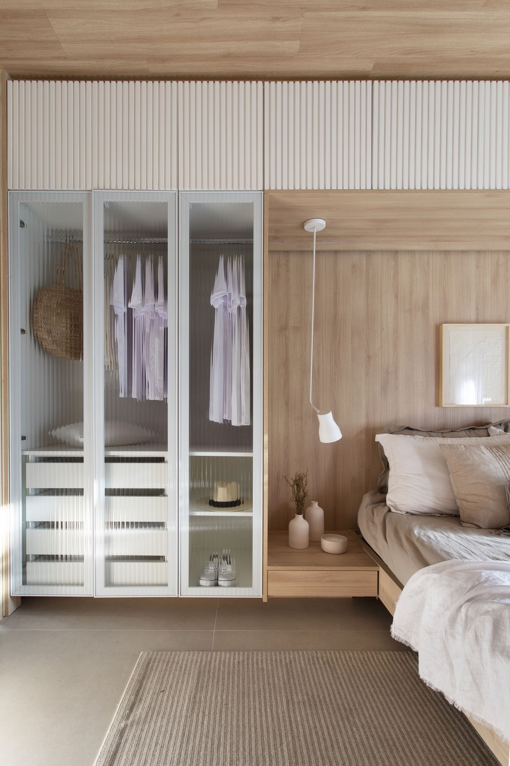 Apartamento de 68 m² com marcenaria sob medida e paleta de tons claros