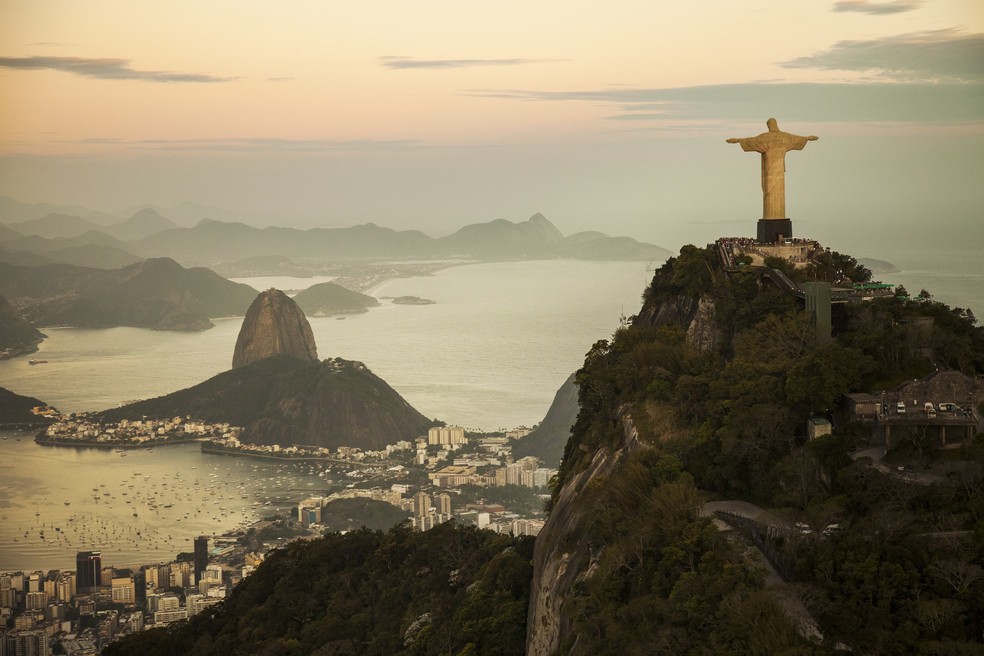 Visão geral do Rio de Janeiro, com o Cristo Redentor a vista — Foto: Getty Images/Christian Adams