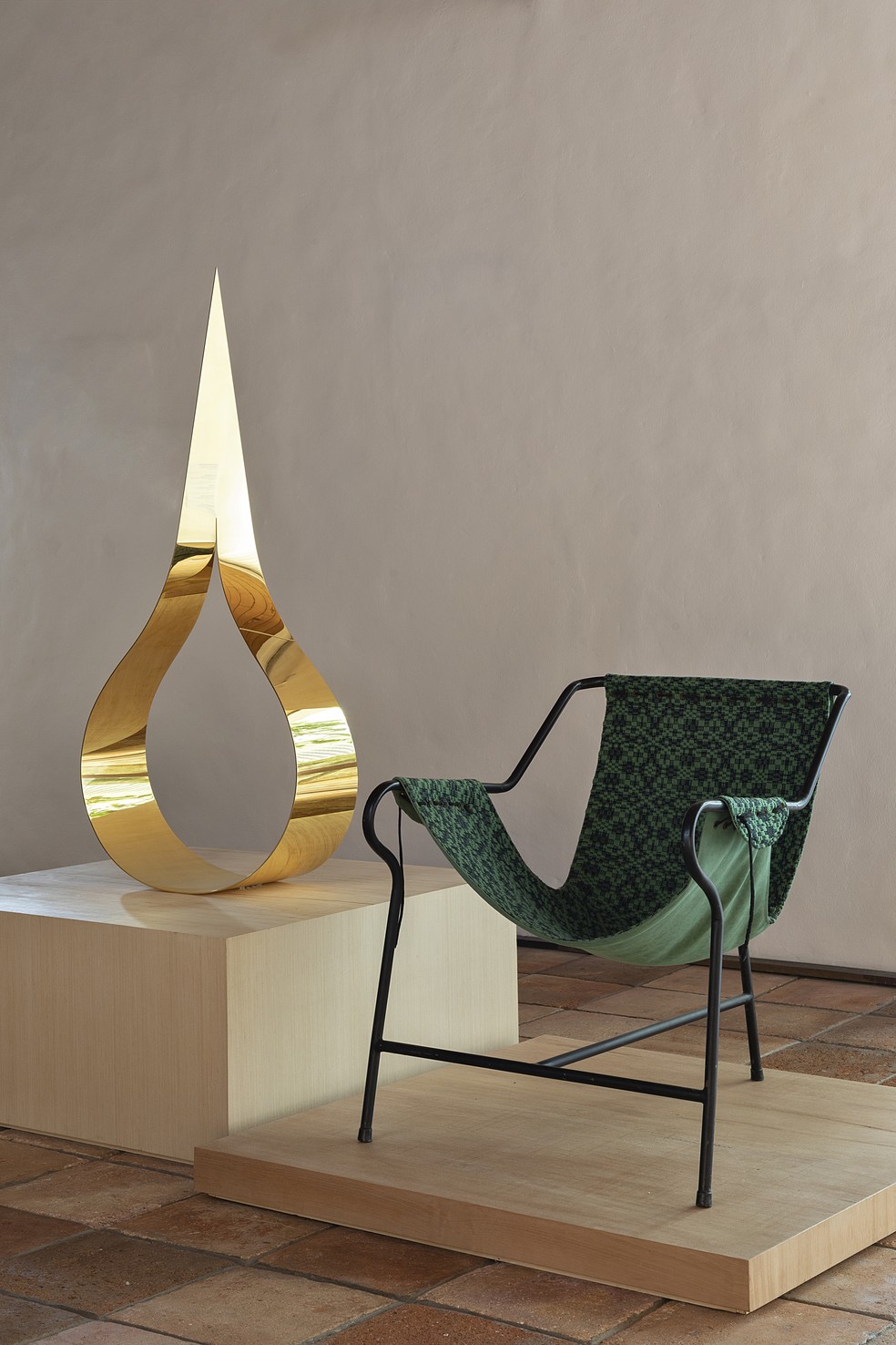 Detalhe de ambiente da Casa Zalszupin com escultura de Max Bill e cadeira de Lina Bo Bardi — Foto: Ruy Teixeira