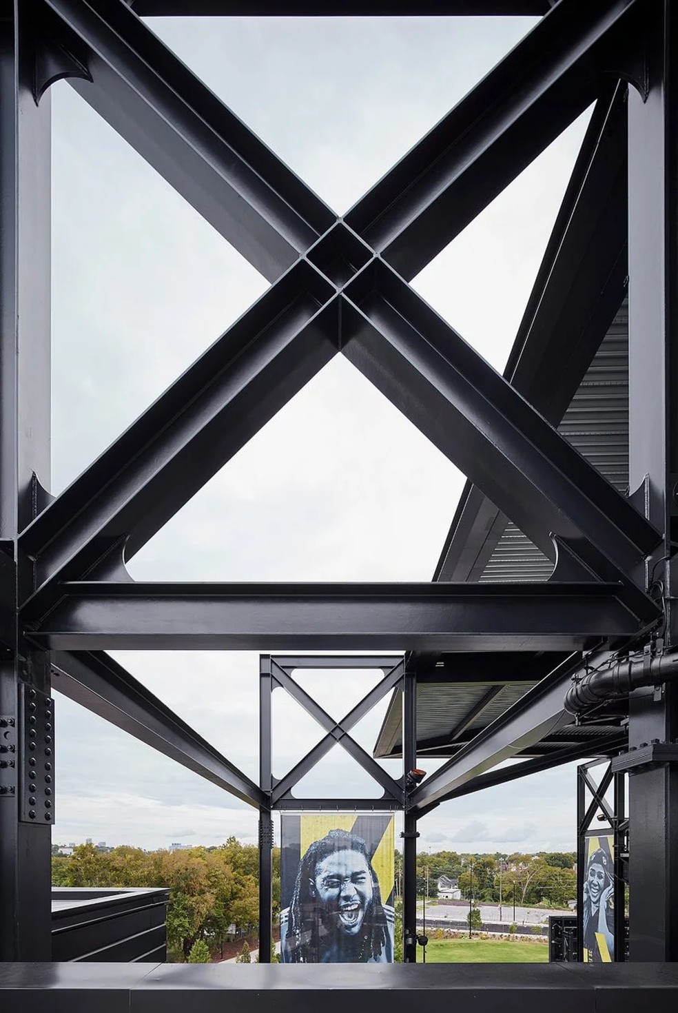 A estrutura do local conta com vigas de aço expostas — Foto: Tom Harris/Divulgação