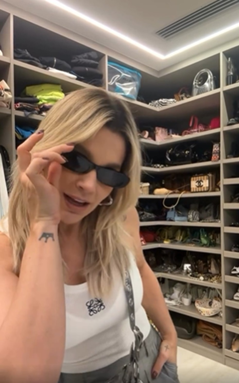 Flávia Alessandra mostra novo closet em apartamento
