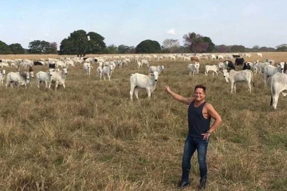 Leonardo cria gado na Fazenda Talismã — Foto: Reprodução/YouTube