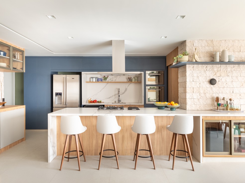 Cozinha com cooktops, como esta projetada por BMA Studio, devem sempre estar com a manutenção em dia — Foto: Guilherme Pucci/Divulgação