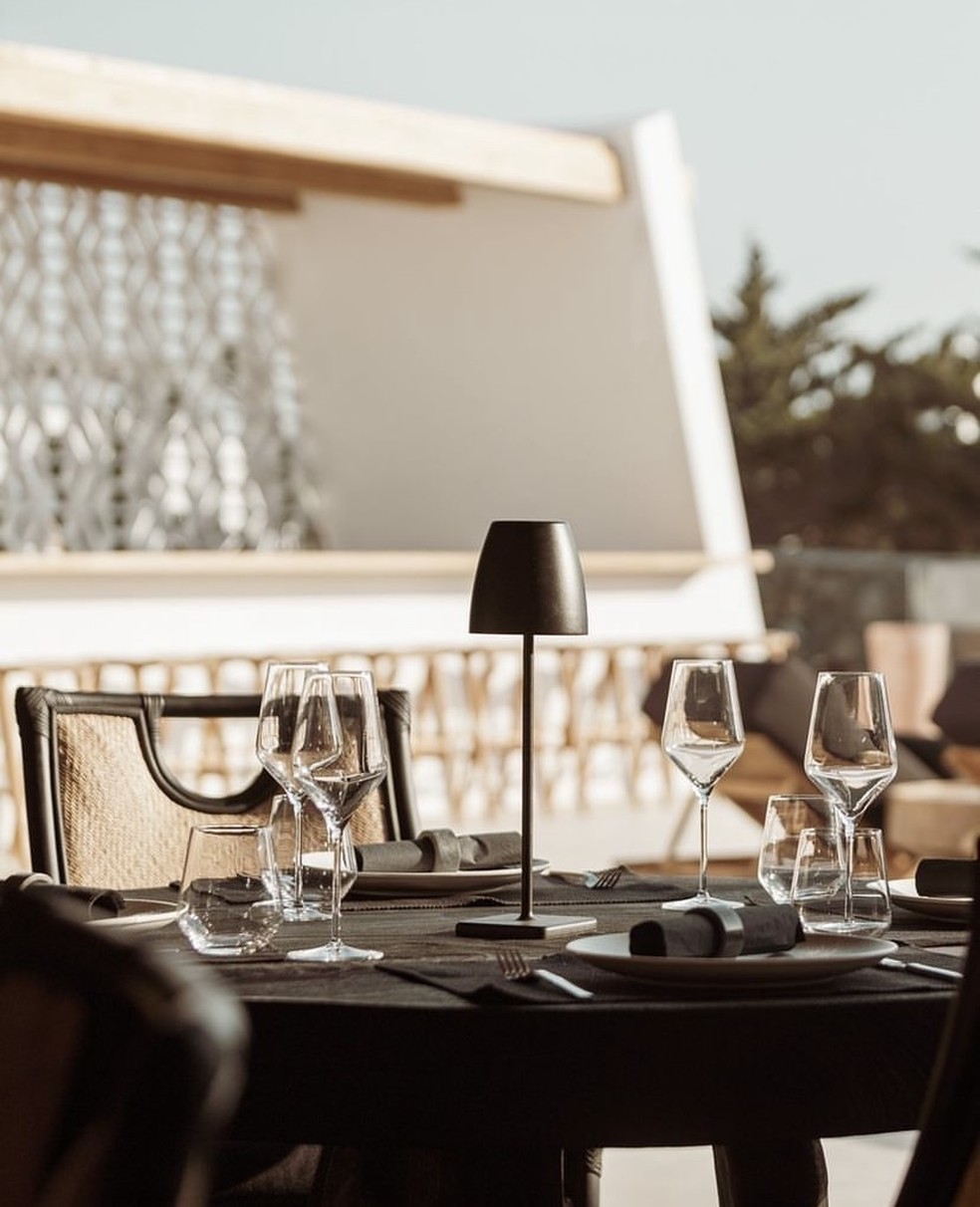O hotel possui um restaurante especializado na cozinha mediterrânea moderna  — Foto: Reprodução/Instagram @astymykonos