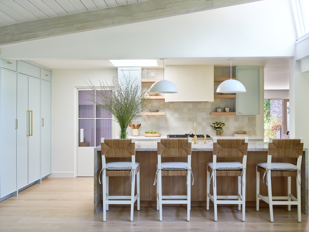 Décor do dia: cozinha com estilo de praia e armários azul bebê