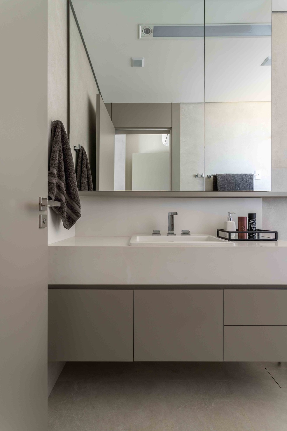 No banheiro, a arquiteta apostou em um paleta de cores bem neutra, privilegiando o cinza e o branco  — Foto: Leandro Moraes
