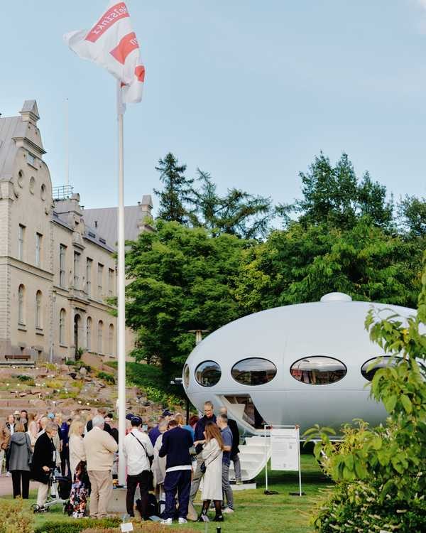 Casa em formato de nave espacial dos anos 1960 ganha releitura em festival de design