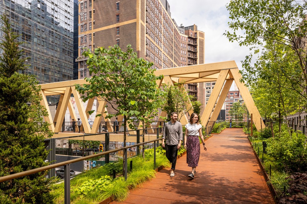 Parque suspenso em Nova York ganha ponte de madeira de quase 200 metros — Foto: Divulgação/Andrew Frasz
