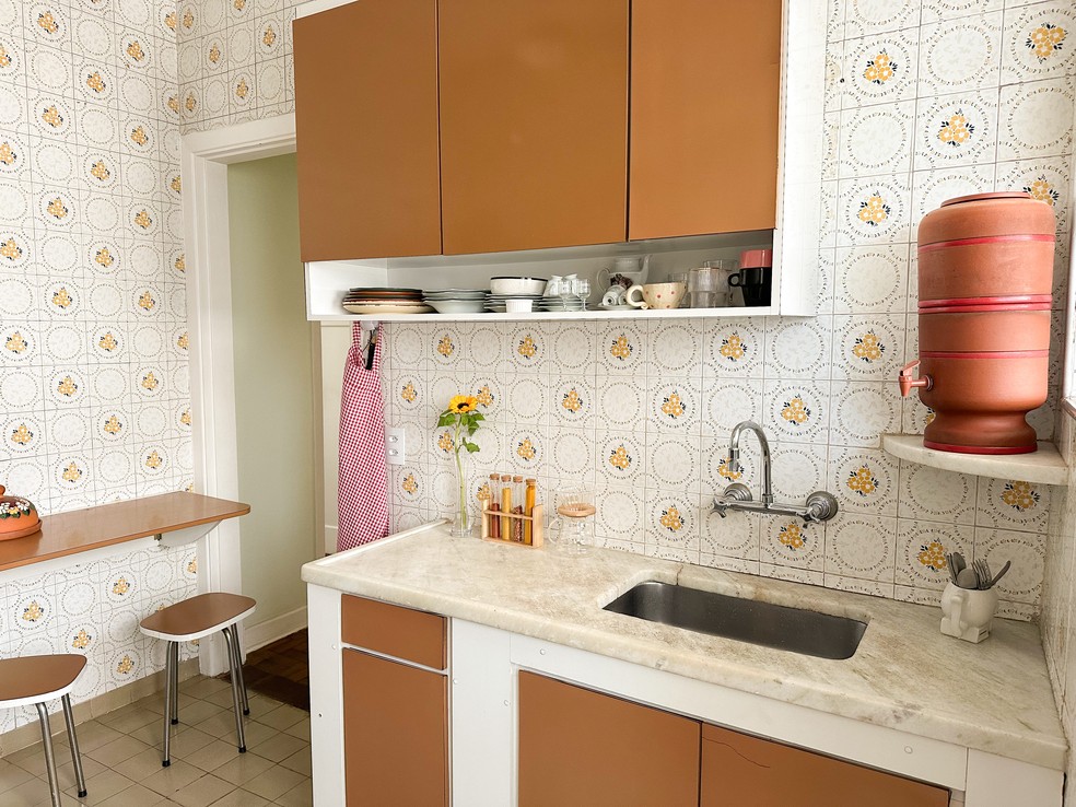 Além de azulejos, um filtro de barro enfeita a cozinha  — Foto: Monique Forner