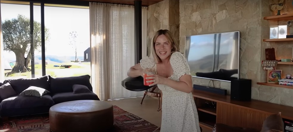 Giovanna Ewbank mostra sala de estar da casa do rancho — Foto: Reprodução/YouTube