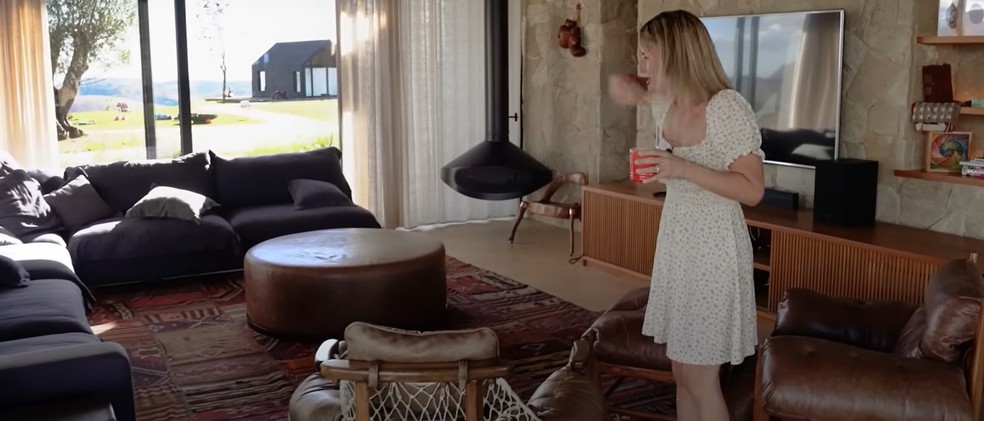 Giovanna Ewbank mostra sala de estar da casa do rancho — Foto: Reprodução/Youtube