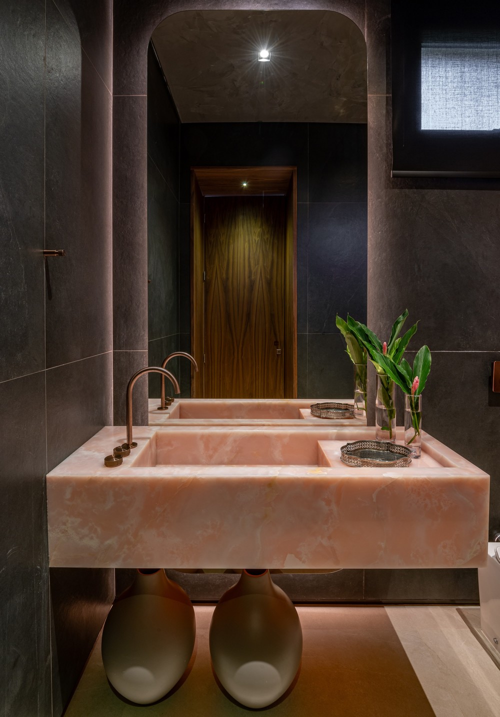 Niina Secrets abre casa de 780 m² com estúdio e conexão com a natureza