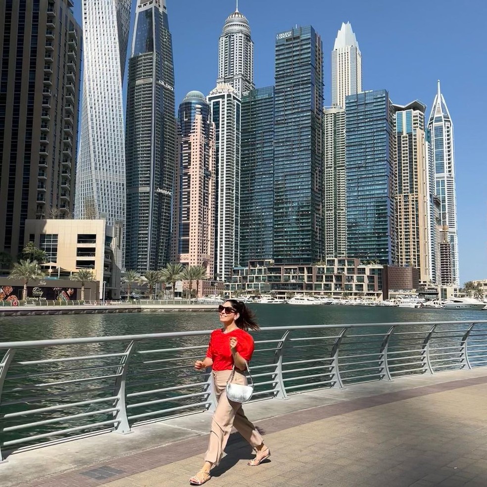 Sabrina Petraglia passeia pela marina de Dubai — Foto: Reprodução/Instagram