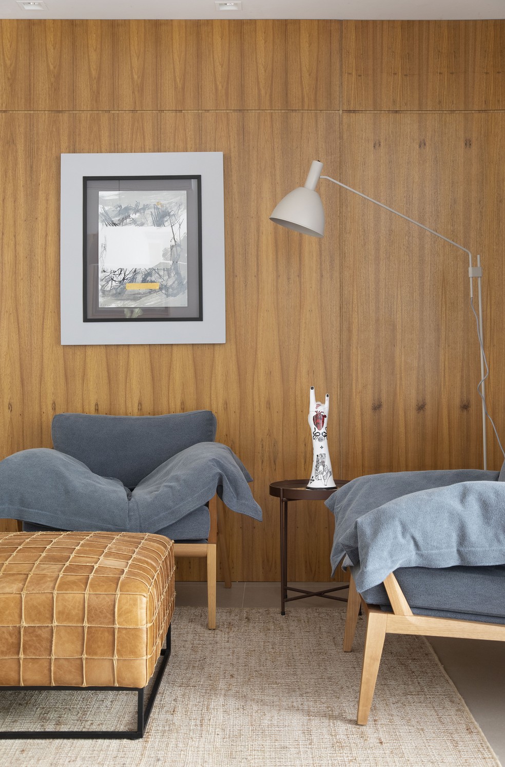 Detalhe do living com detalhes do mobiliário contemporâneo — Foto: Juliano Colodeti/MCA Estúdio