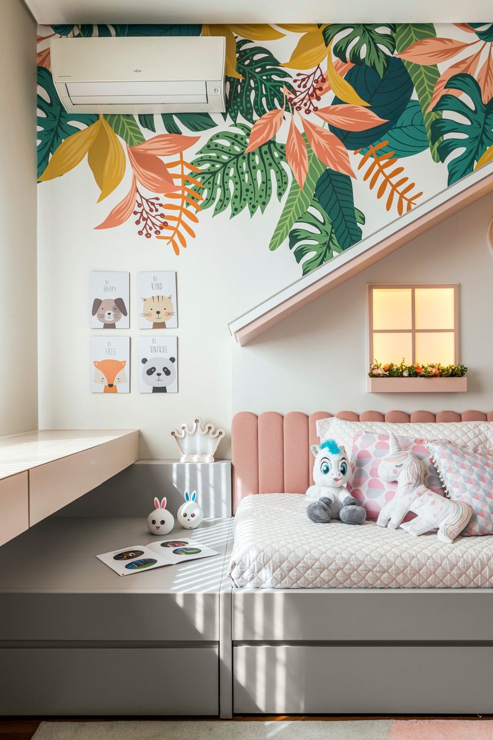 Décor do dia: quarto infantil com 'casinha' na parede e tons de rosa
