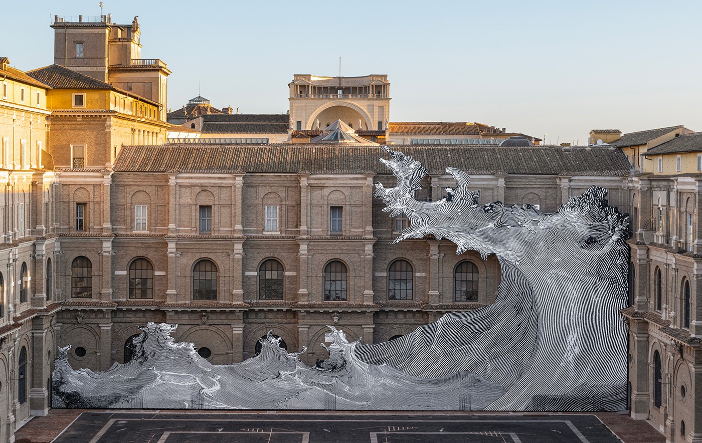 Instalação artística simula onda gigante na fachada da Biblioteca Apostólica do Vaticano