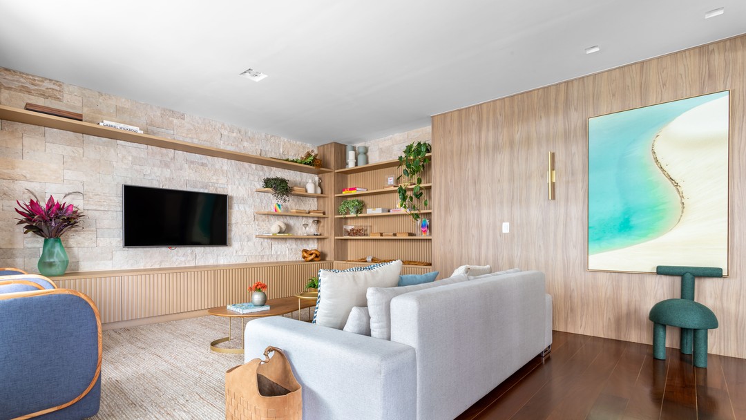Em Niterói, apartamento de 70 m² tem piano na sala e painel de azulejos ...