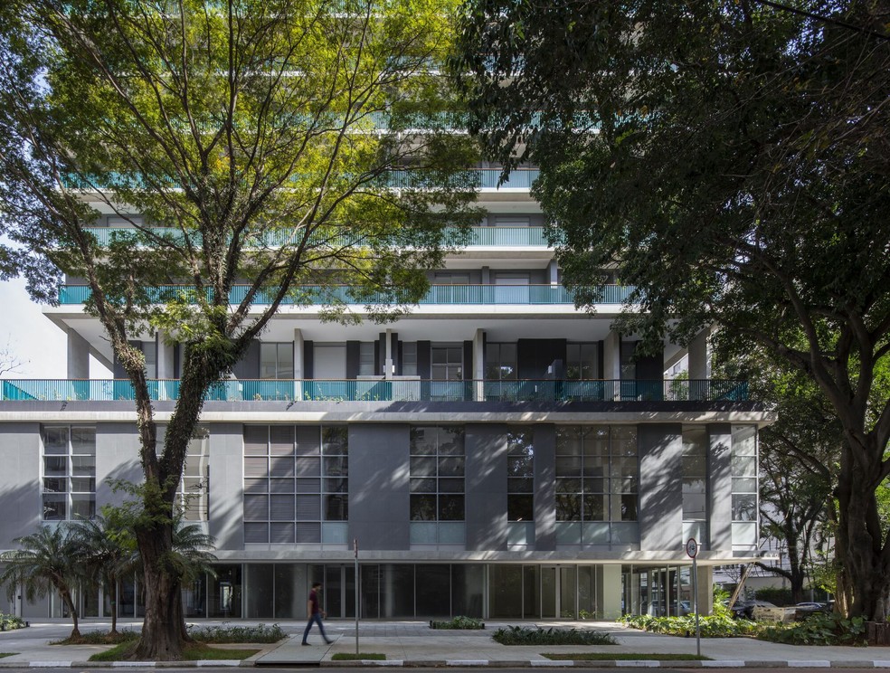 Edifício Elevo, projetado pelo escritório Andrade Morettin Arquitetos Associados, reúne lojas, escritórios e apartamentos no bairro de Moema — Foto: Maíra Acayaba