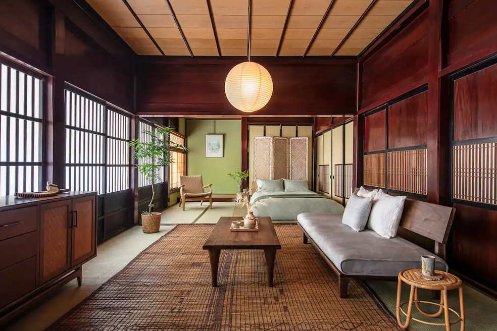 Os interiores da casa contam com lanternas e móveis japoneses  — Foto: Divulgação/Airbnb 