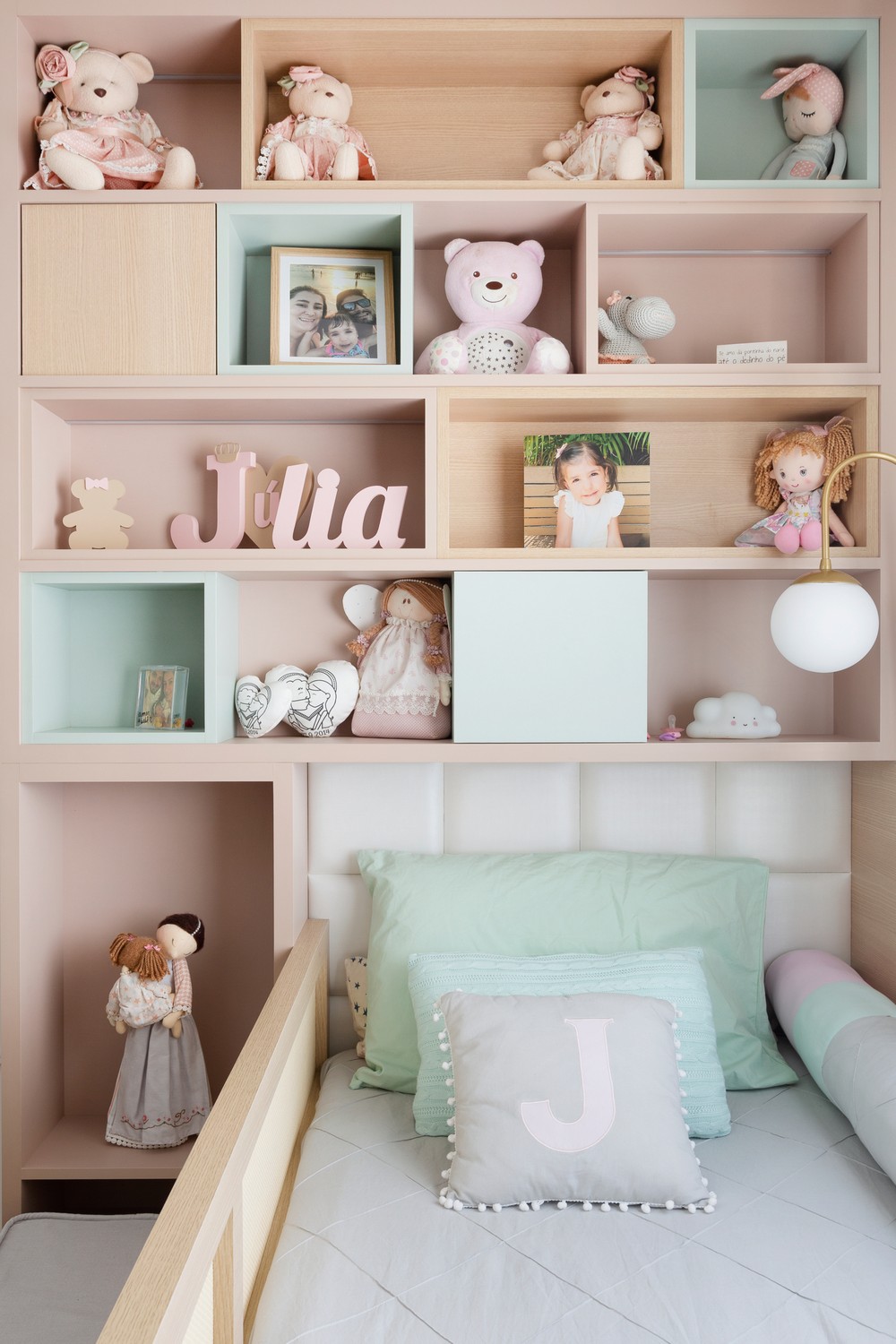 Décor do dia: quarto infantil com nichos e gavetas nos degraus