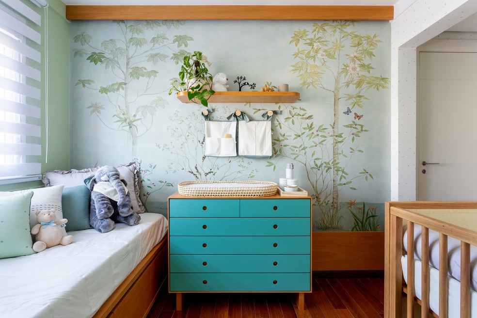 Em destaque, cômoda no centro do quarto flui entre tons de azul e verde para integrar-se à decoração — Foto: Mariana Lima