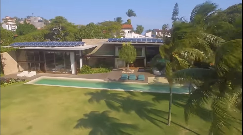 Movida a energia solar, a propriedade possui 6.000 m², sete suítes e 18 banheiros — Foto: Reprodução/YouTube @@CRISTIANOPIQUET