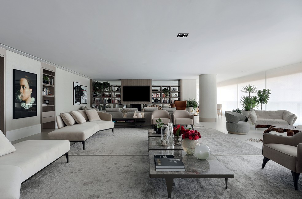 Apartamento de 450 m² tem layout fluido e coleção de arte contemporânea