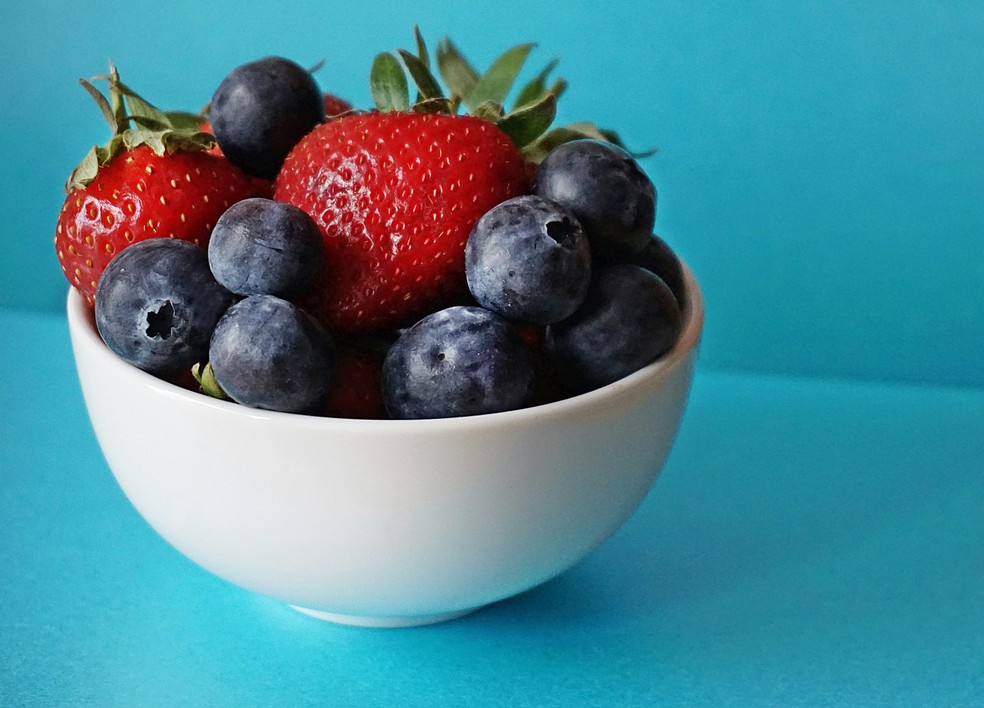 Frutas delicadas, como o morango, precisam de atenção extra — Foto: Suzy Hazelwood/Pexels