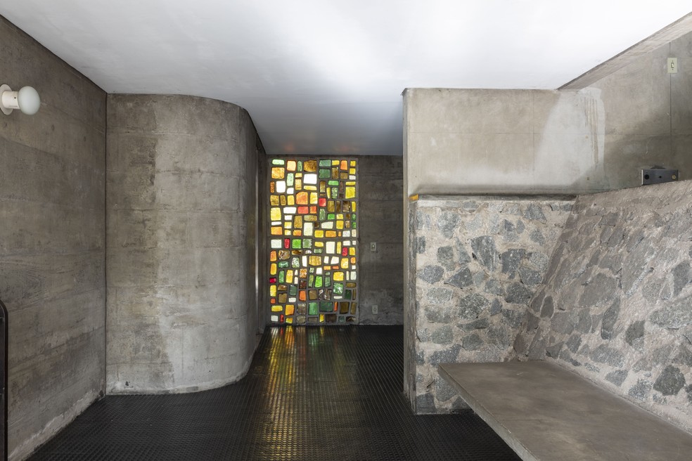 Construção com concreto aparente, vitral colorido e banco de pedras — Foto: Ruy Teixeira
