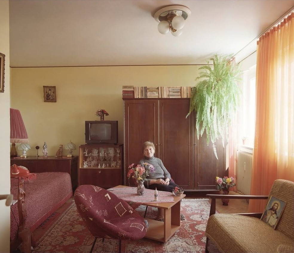 10 apartamentos idênticos com interiores personalizados são tema de série fotográfica — Foto: Bogdan Gîrbovan