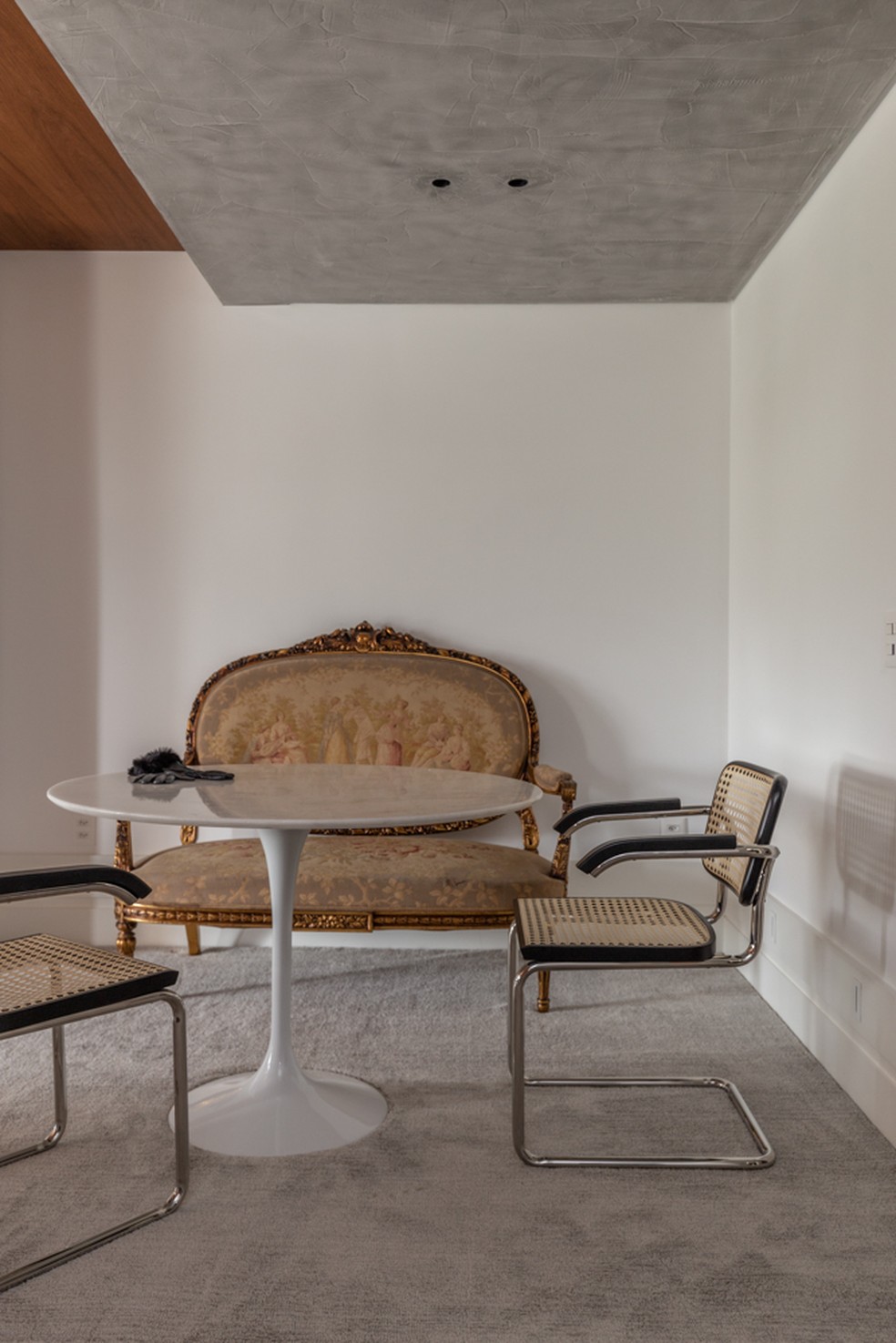 Em outro canto da suíte máster, o sofá do século XIX convive em harmonia com outras peças de mobiliário mais recentes — Foto: Marcelo Donadussi