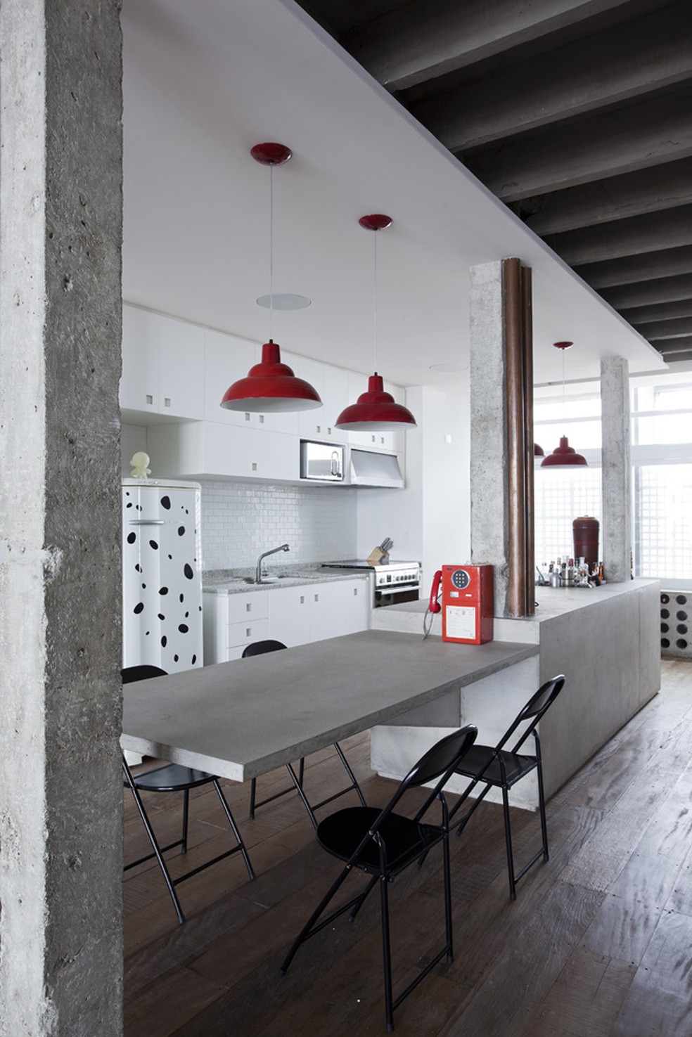 Apartamento de 140 m² com reforma assinada pelos arquitetos Felipe Hess e Renata Pedrosa — Foto: Fran Parente