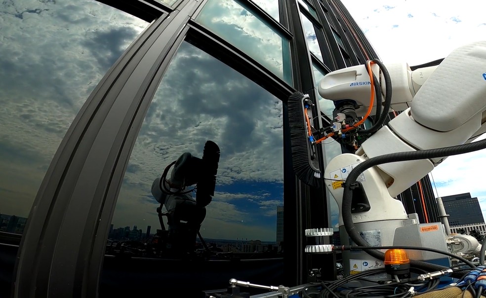 Robô substitui limpadores de vidro nos arranha-céus de Nova York e Israel — Foto: Reprodução/Site/www.skylinerobotics.com