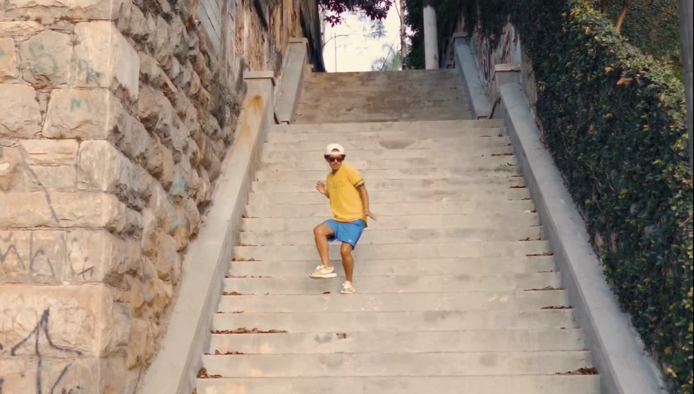 Bruno Mars grava vídeo em escadaria na Rua Itaquera, 376 — Foto: Reprodução/Instagram/@brunomars