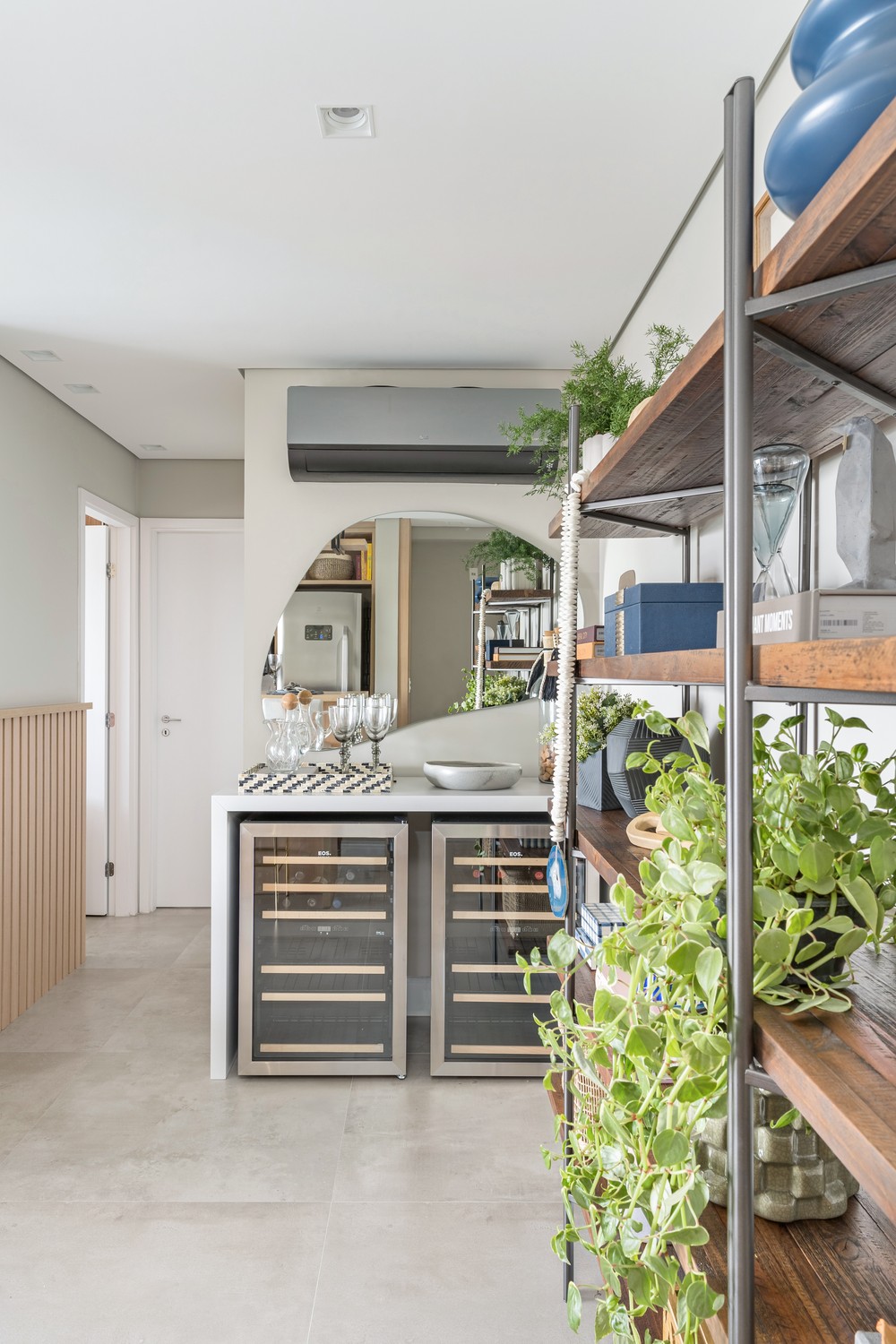 Apartamento de 60 m² com marcenaria sob medida e décor colorido